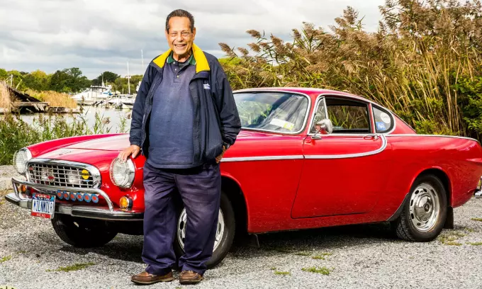 Ông Irvin Gordon bên cạnh chiếc Volvo P1800 màu đỏ từng đạt kỷ lục Guinness.