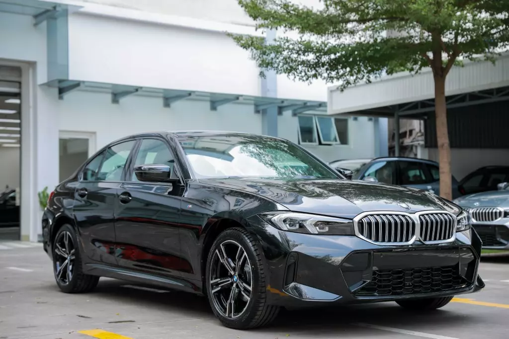 Giá xe BMW 320i mới nhất tại Việt Nam.