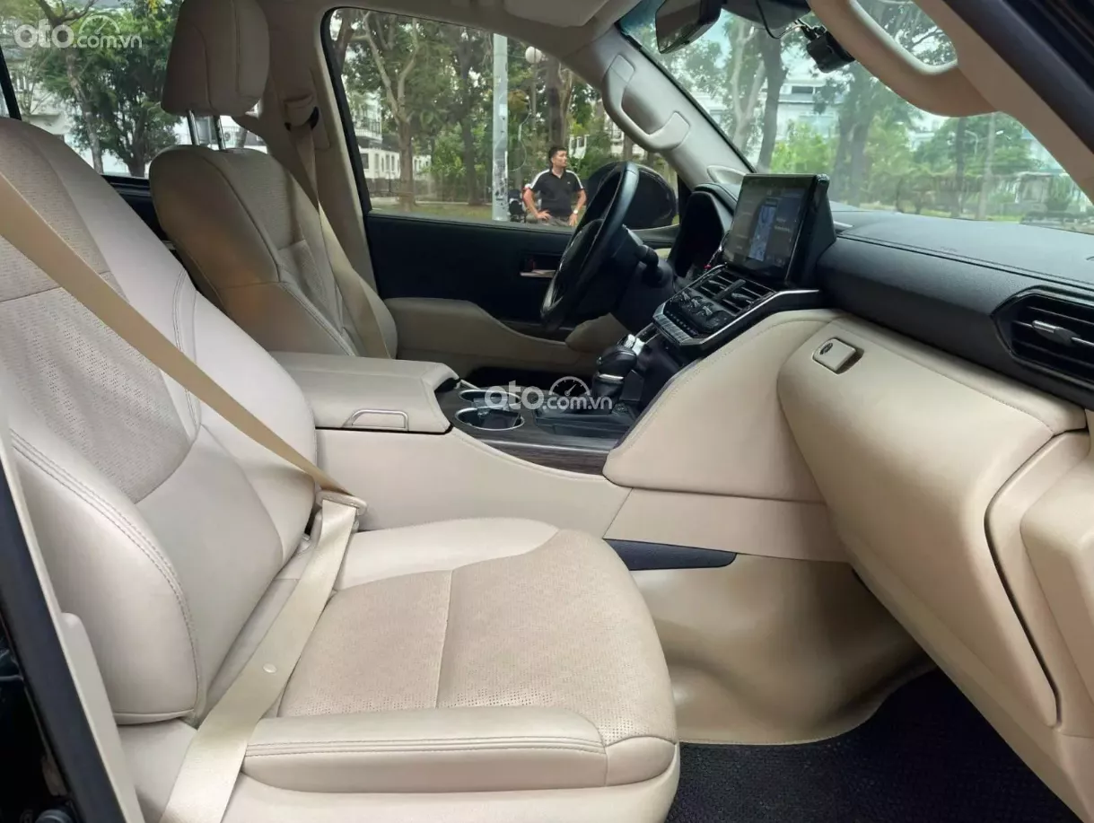 Nội thất xe Toyota Land Cruiser 2022 cũ.