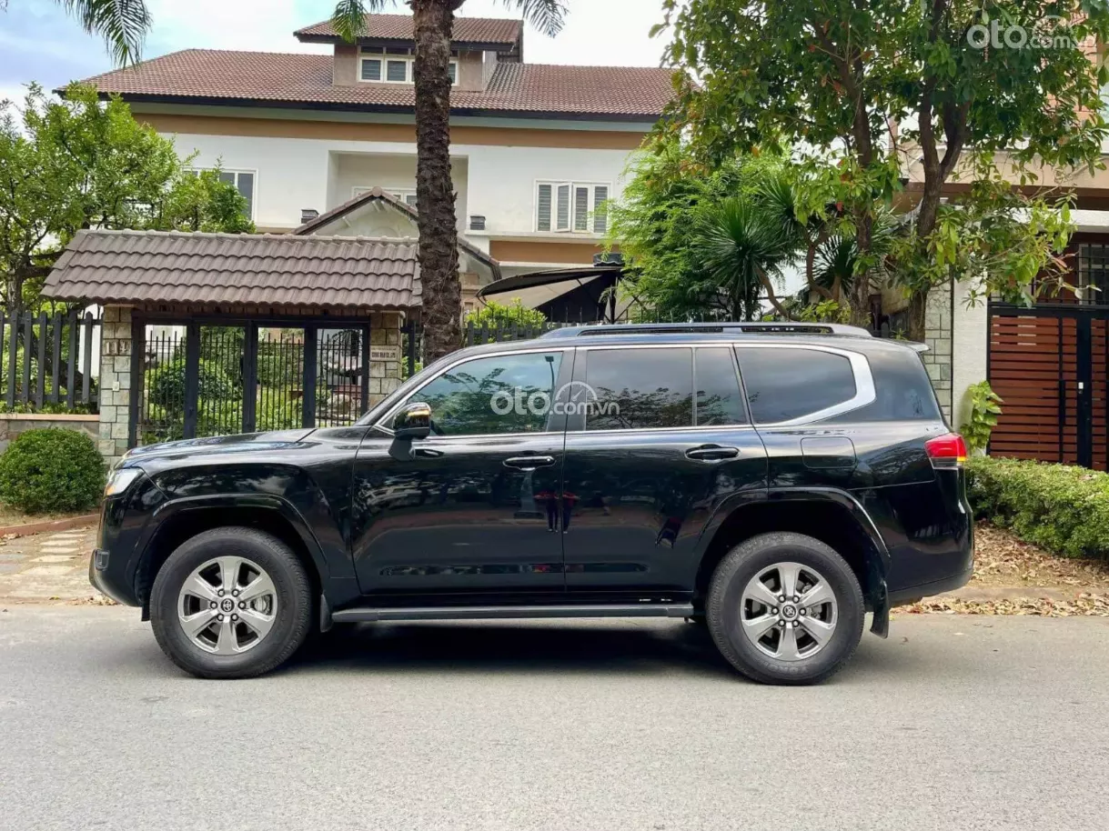 Ngoại thất xe Toyota Land Cruiser 2022 cũ.