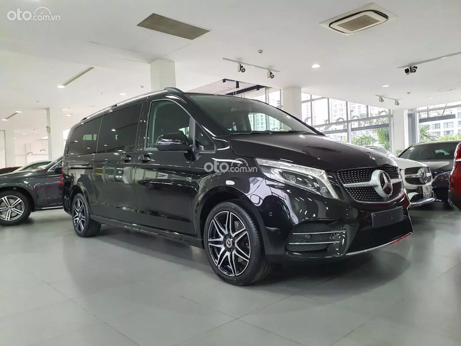 Giá lăn bánh xe Mercedes-Benz Việt Nam giảm mạnh ngay đầu năm, nhiều nhất hơn 200 triệu đồng đối với dòng đa dụng V 250.