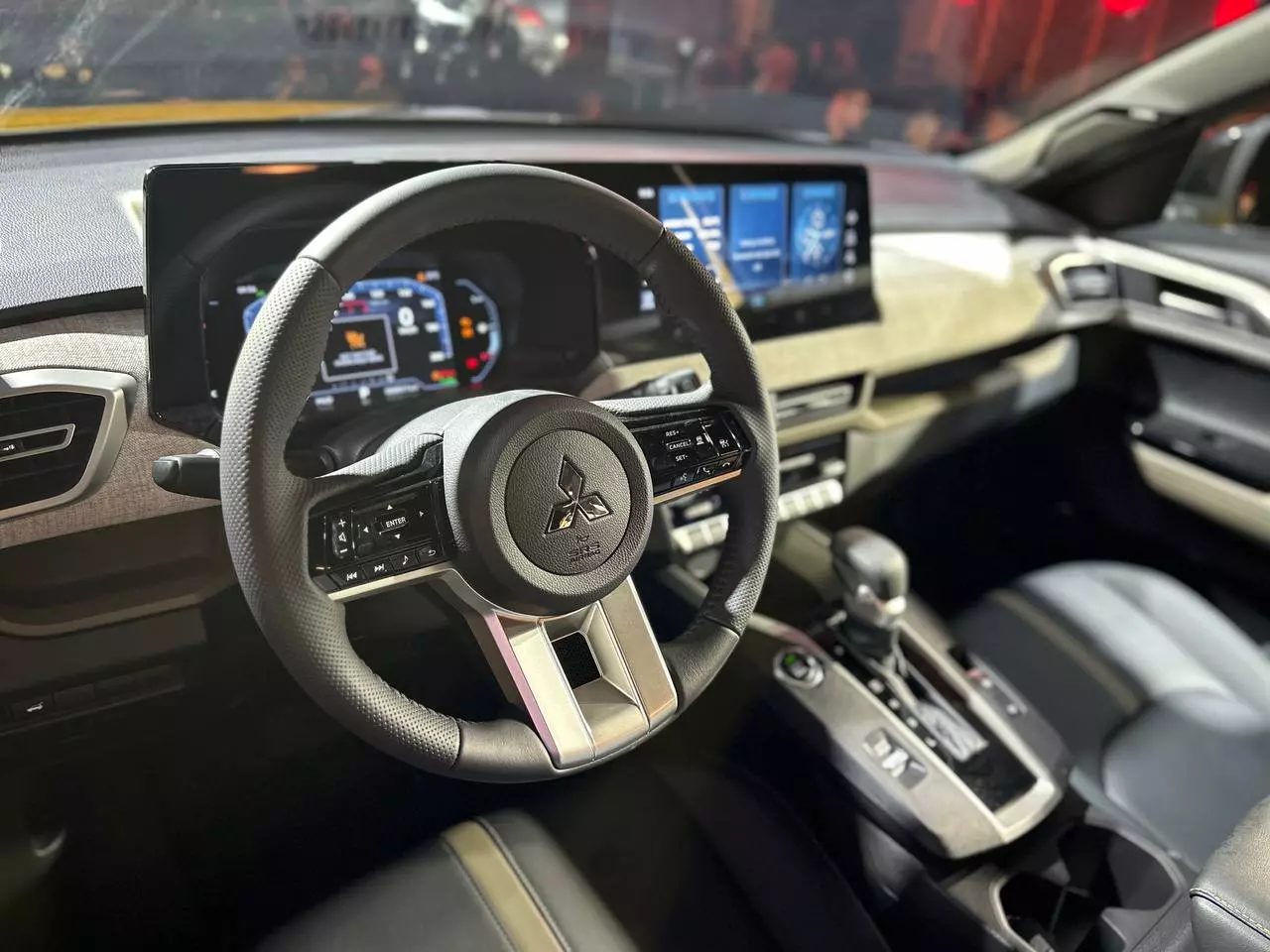 Cụm màn hình trải dài từ người lái đến vị trí trung tâm vô cùng nổi bật bên trong xe Mitsubishi Xforce.