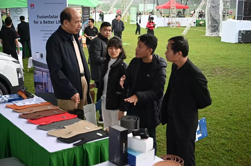 tham quan các gian hàng phụ kiện tham quan các gian hàng phụ kiện.