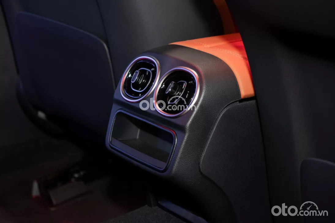 Cửa gió điều hòa cho hàng ghế thứ 2.