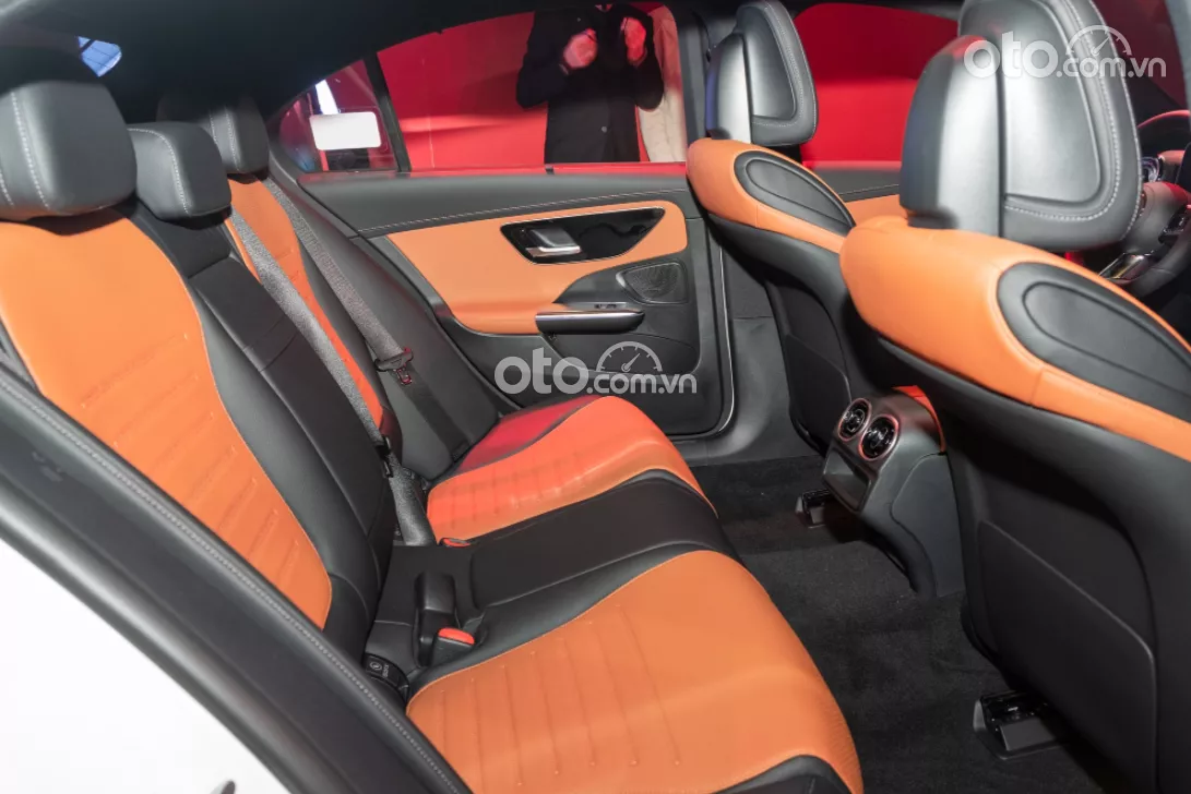 hàng ghế thứ 2 của Mercedes-Benz C 300 2022.