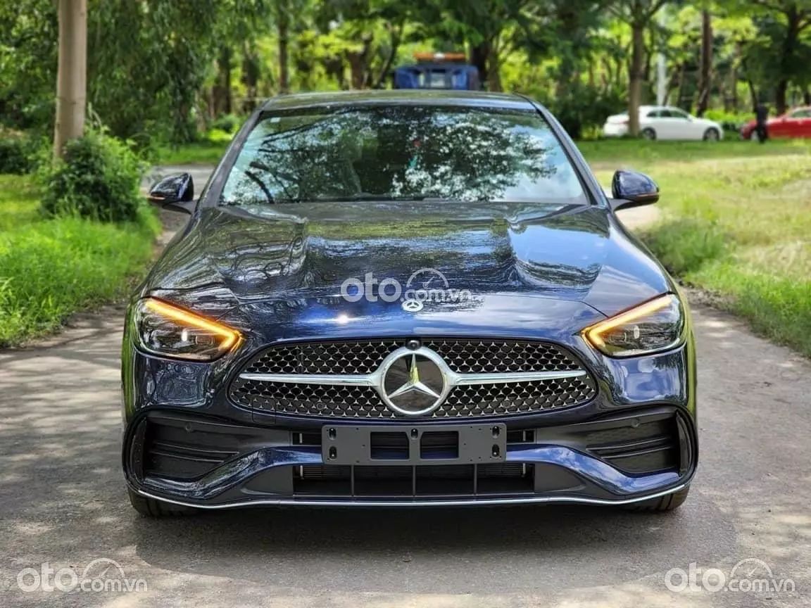 Khu vực đầu xe Mercedes C 300 AMG 2023.