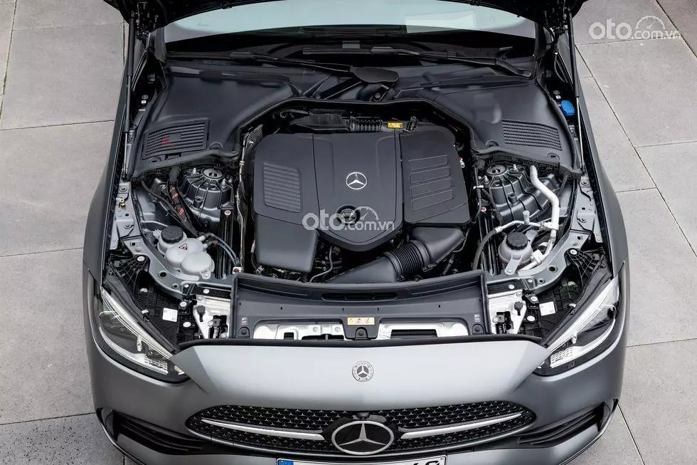 Động cơ Mercedes-Benz C 300 2022.