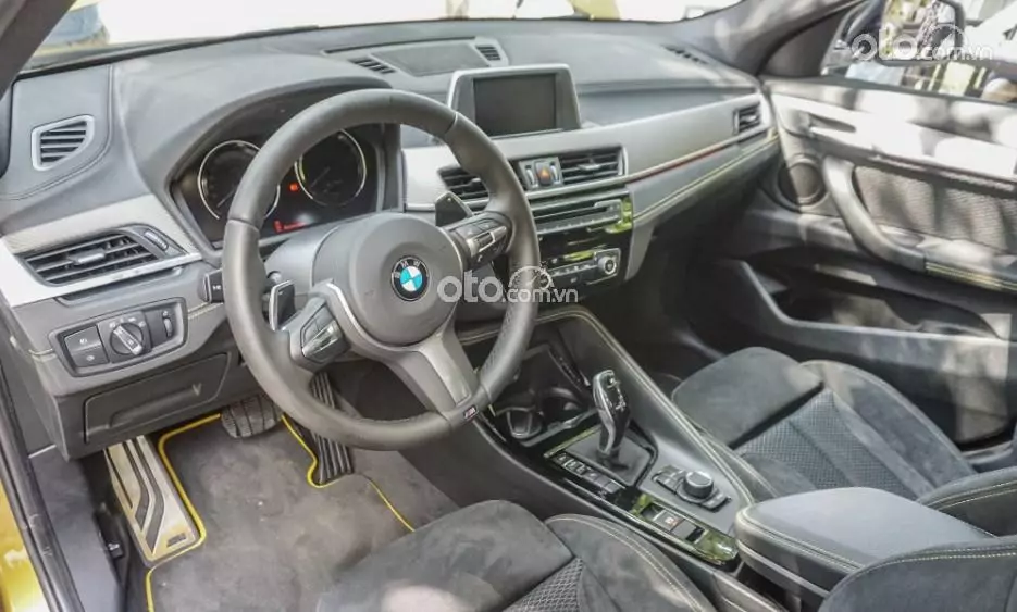 Nội thất xe BMW X2 2021.