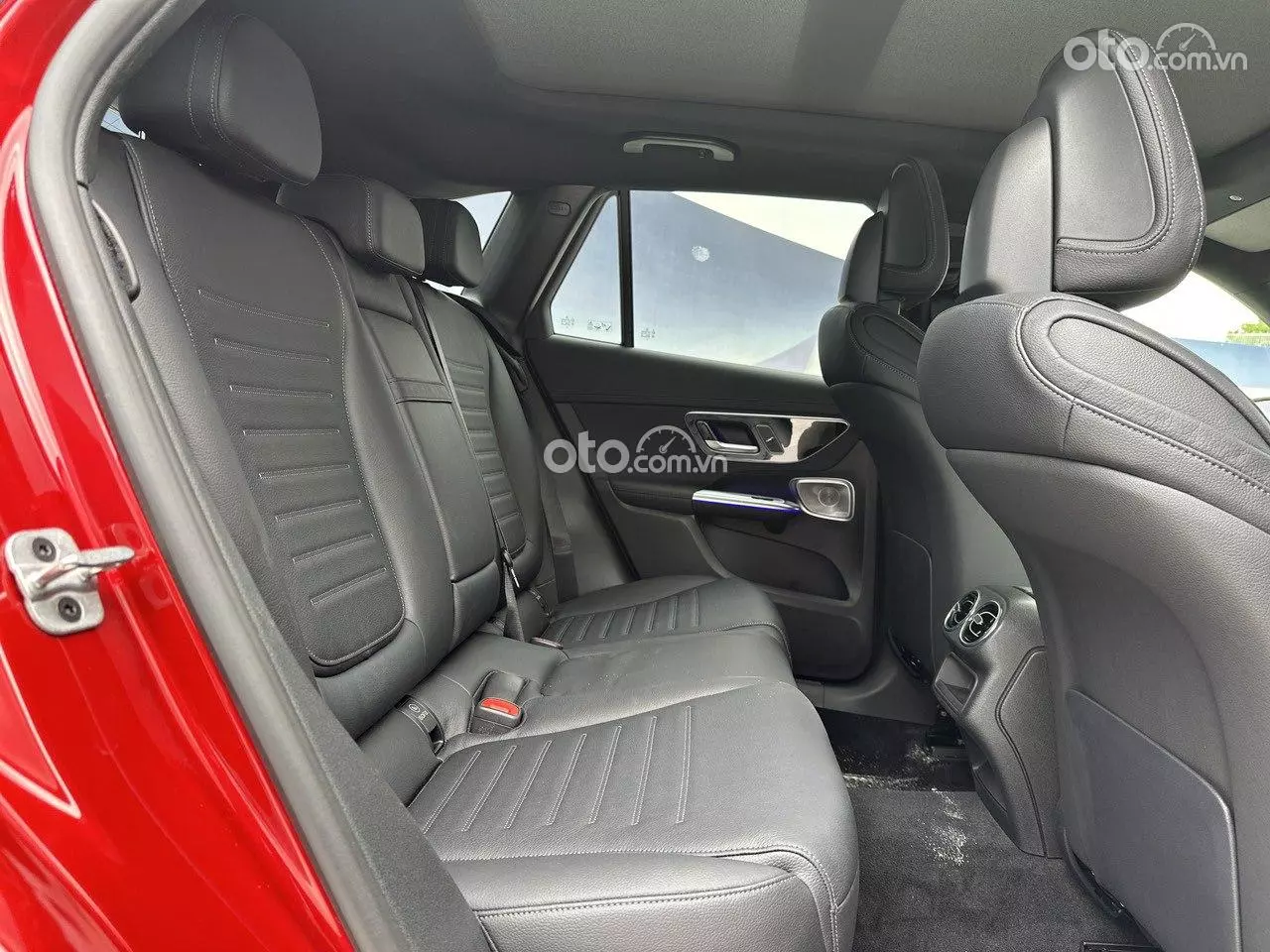 Hàng ghế thứ 2 trên xe Mercedes-Benz GLC 300.