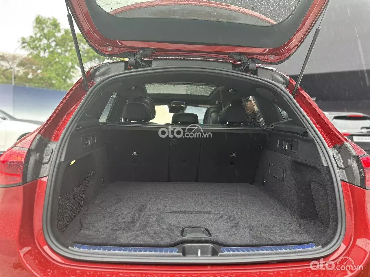 Cốp xe Mercedes-Benz GLC 300 4MATIC.