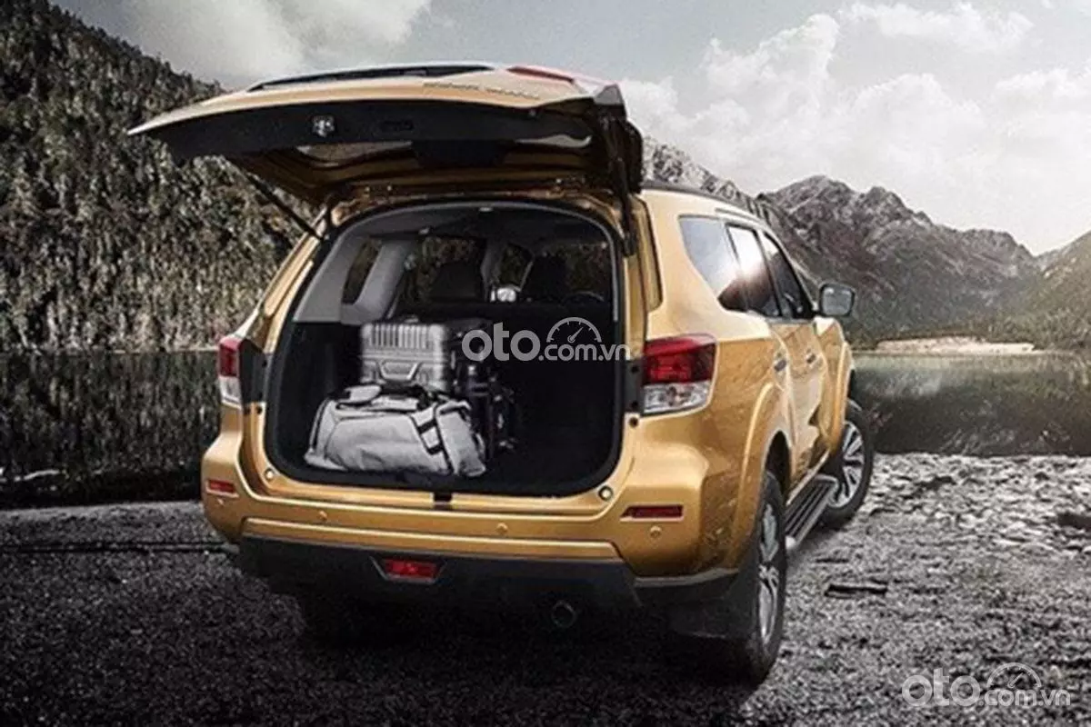 khoang hành lý Nissan Terra 2021.