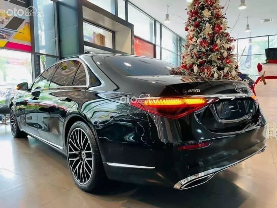 đuôi xe Mercedes-Benz S 450 2023.