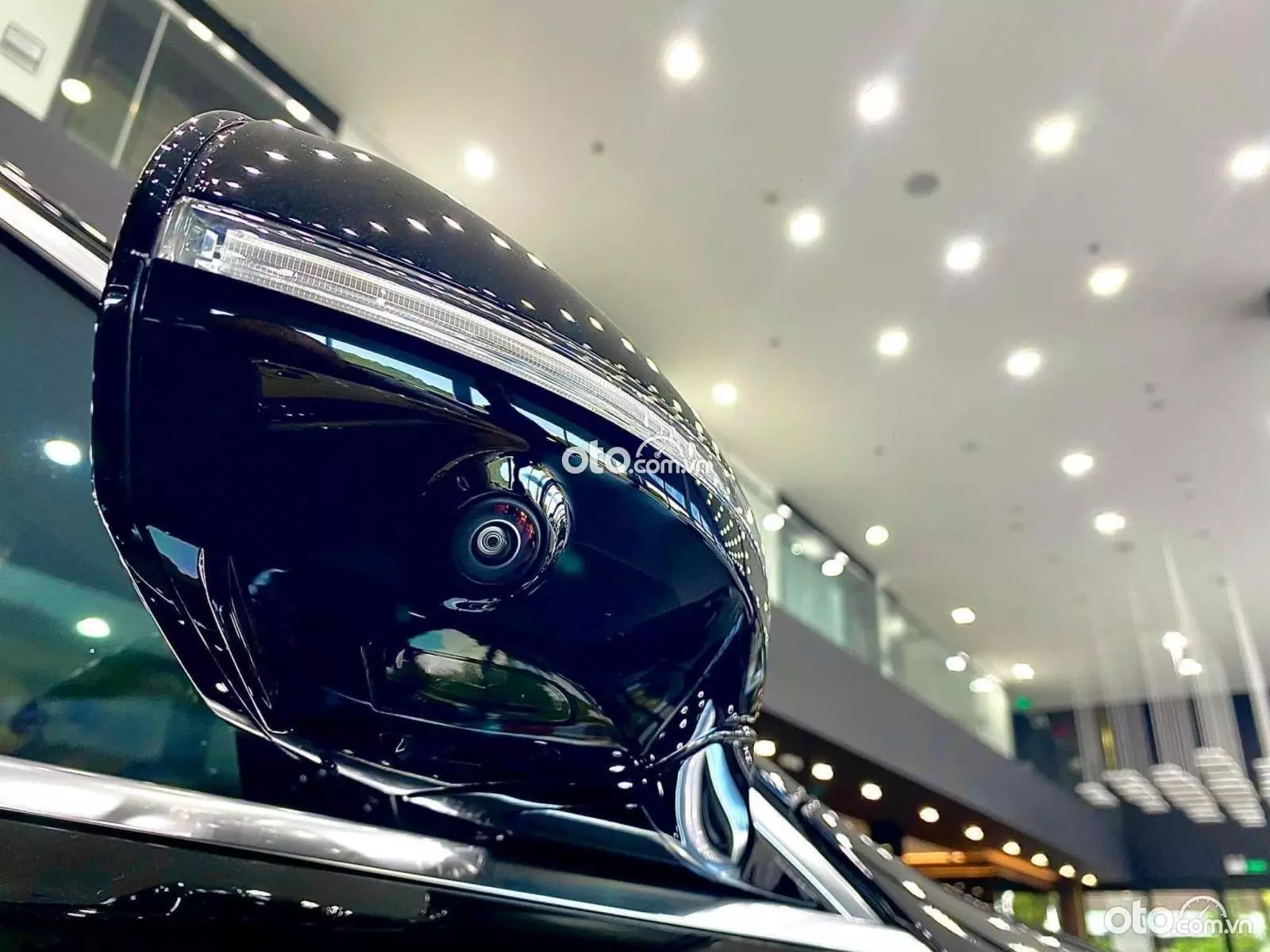gương chiếu hậu xe Mercedes-Benz S 450 2023.