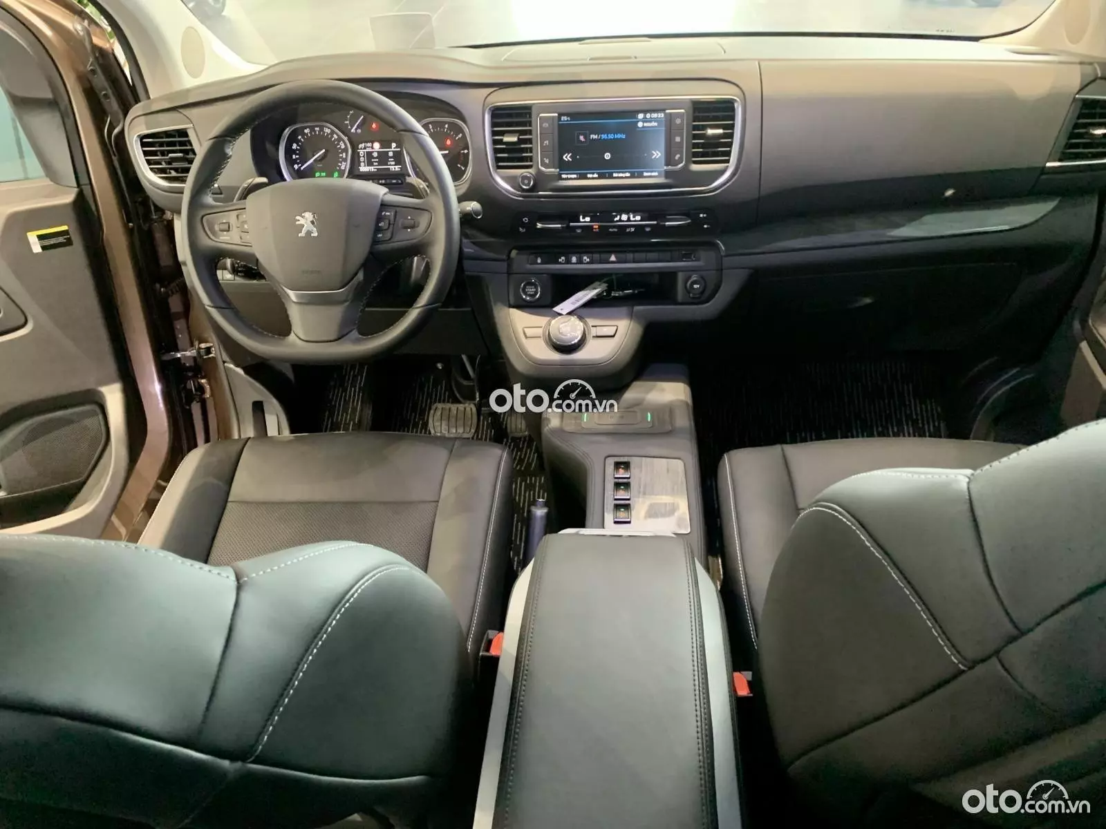 Nội thất xe Peugeot Traveller 2023