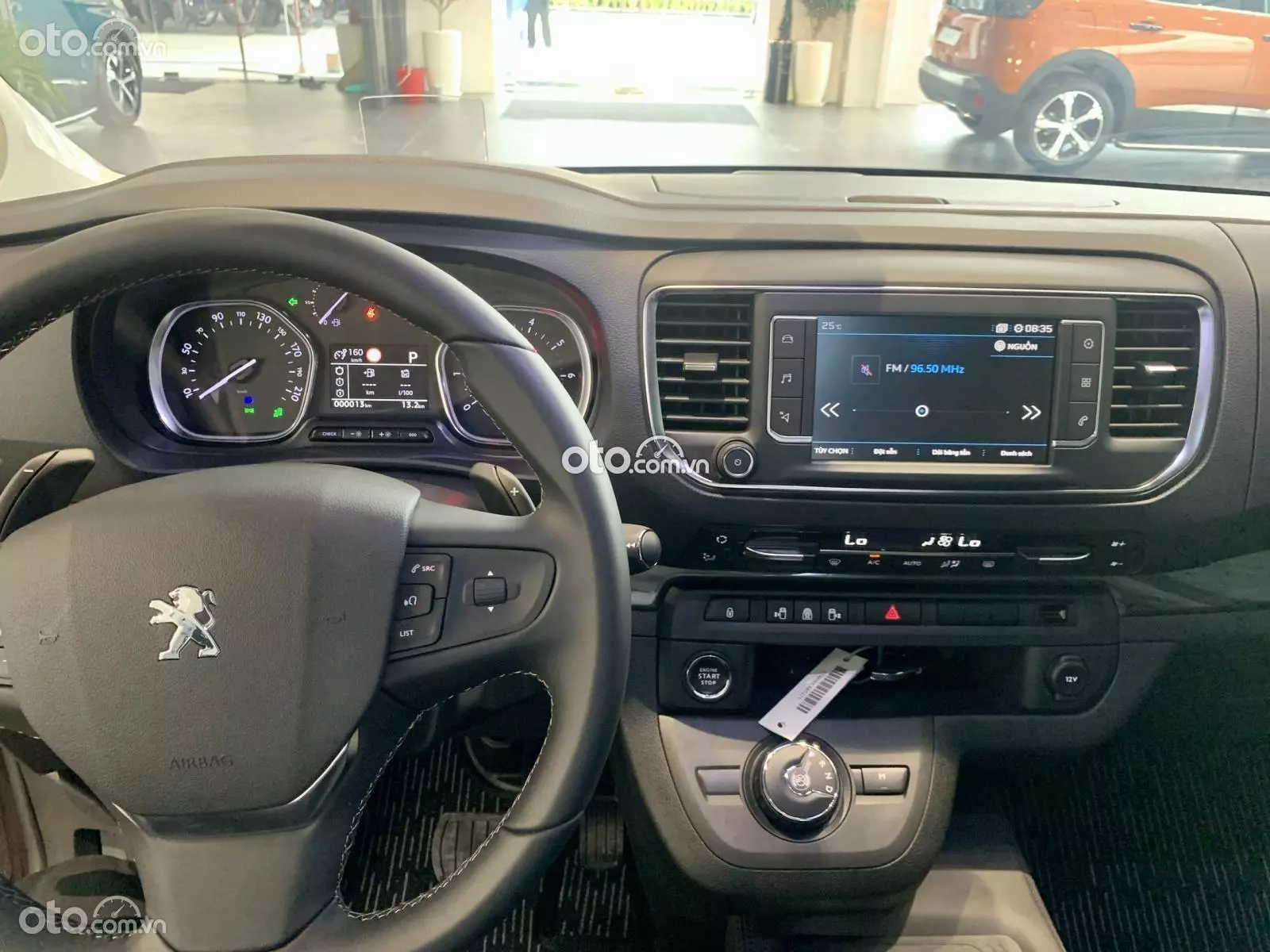 màn hình xe Peugeot Traveller 2023