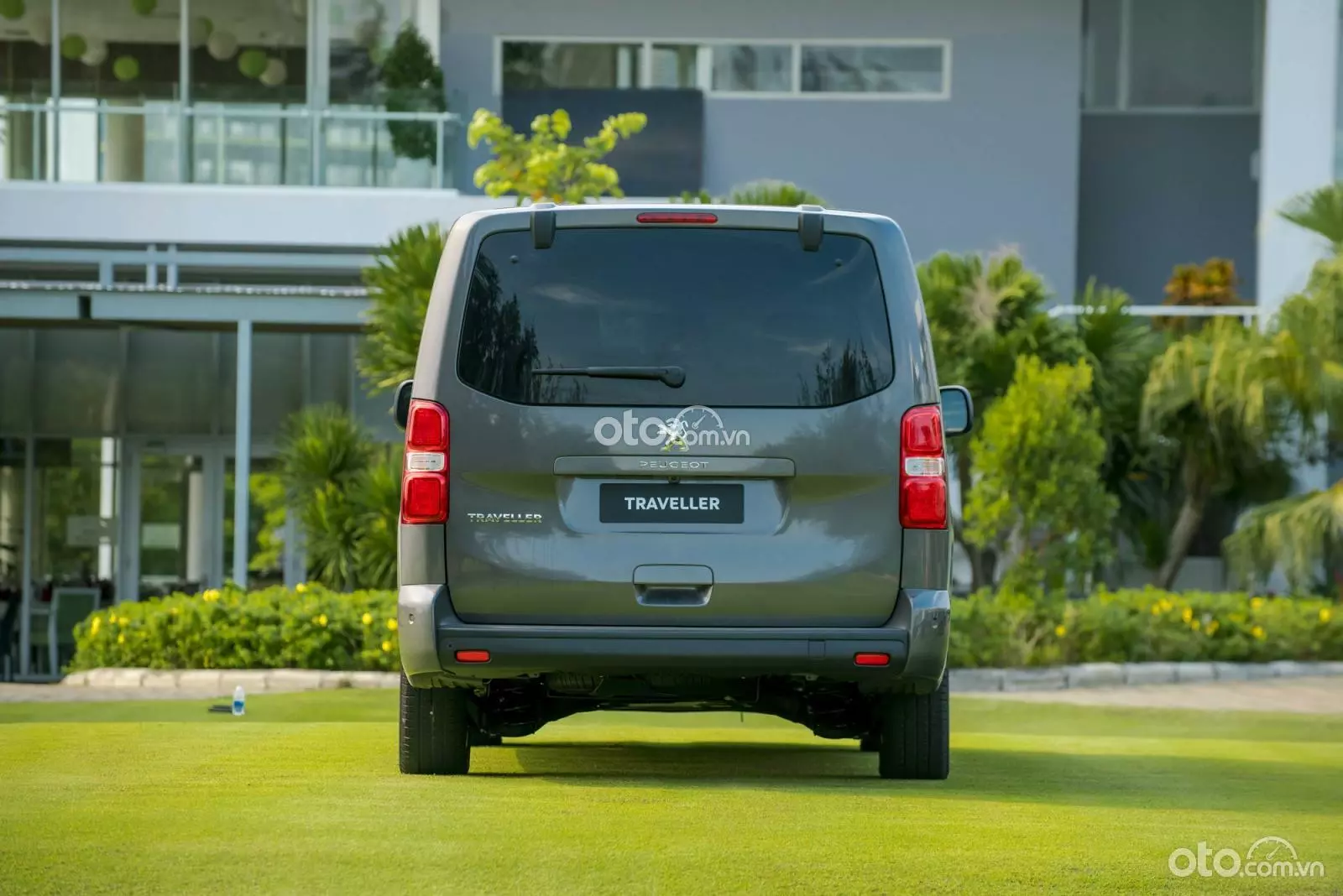 đuôi xe Peugeot Traveller 2021 .