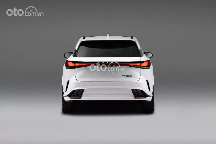đuôi xe Lexus RX 500h F-Sport Performance 2023.