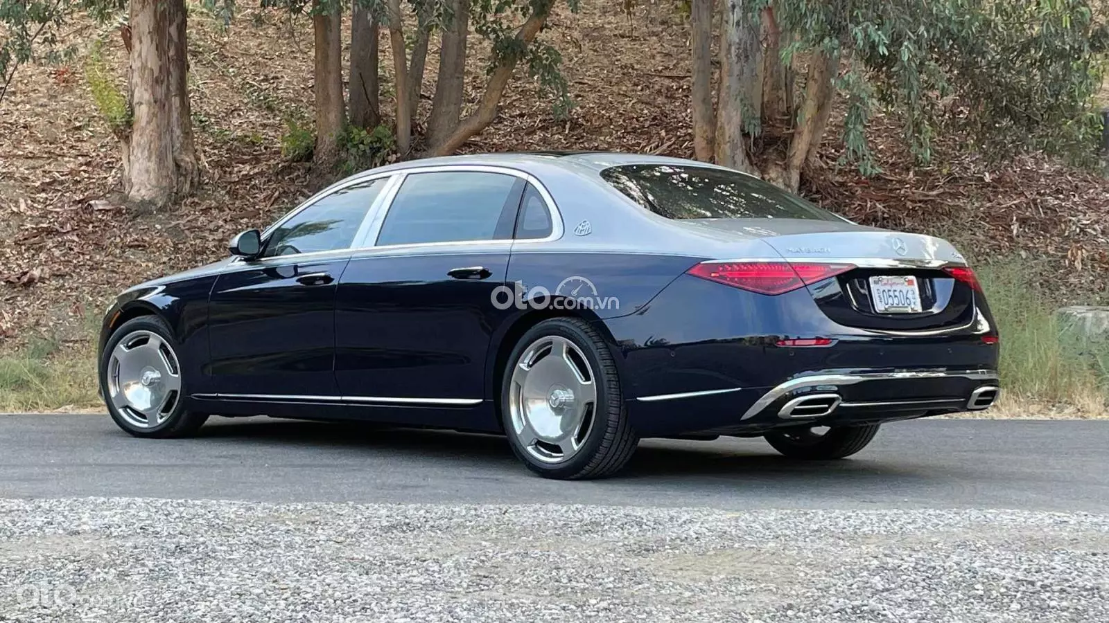 Vẻ cuốn hút của Mercedes-Maybach S 580 2023 nhìn từ bên hông.