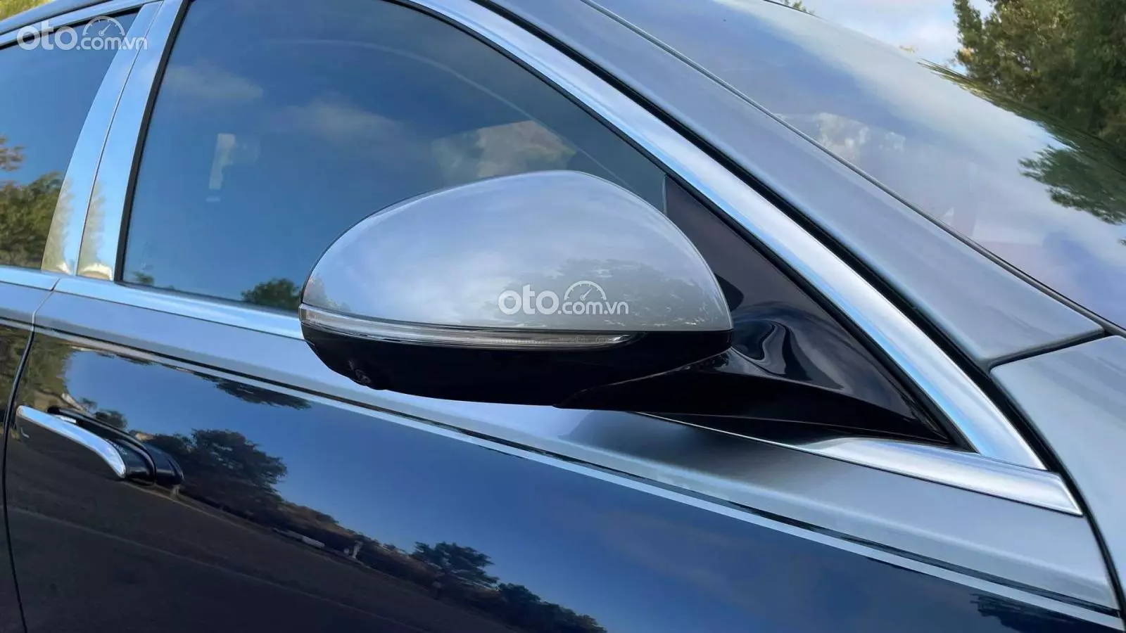 Gương chiếu hậu chỉnh gập điện tích hợp xi-nhan.