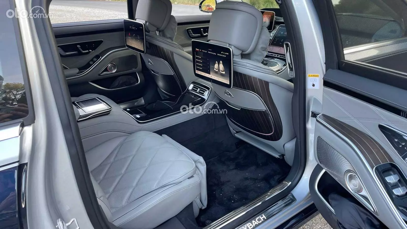 Màn hình giải trí 11,6 inch phục vụ hàng ghế sau.