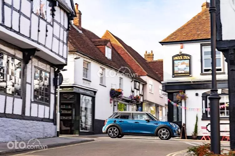 thân xe MINI Cooper 5 cửa.