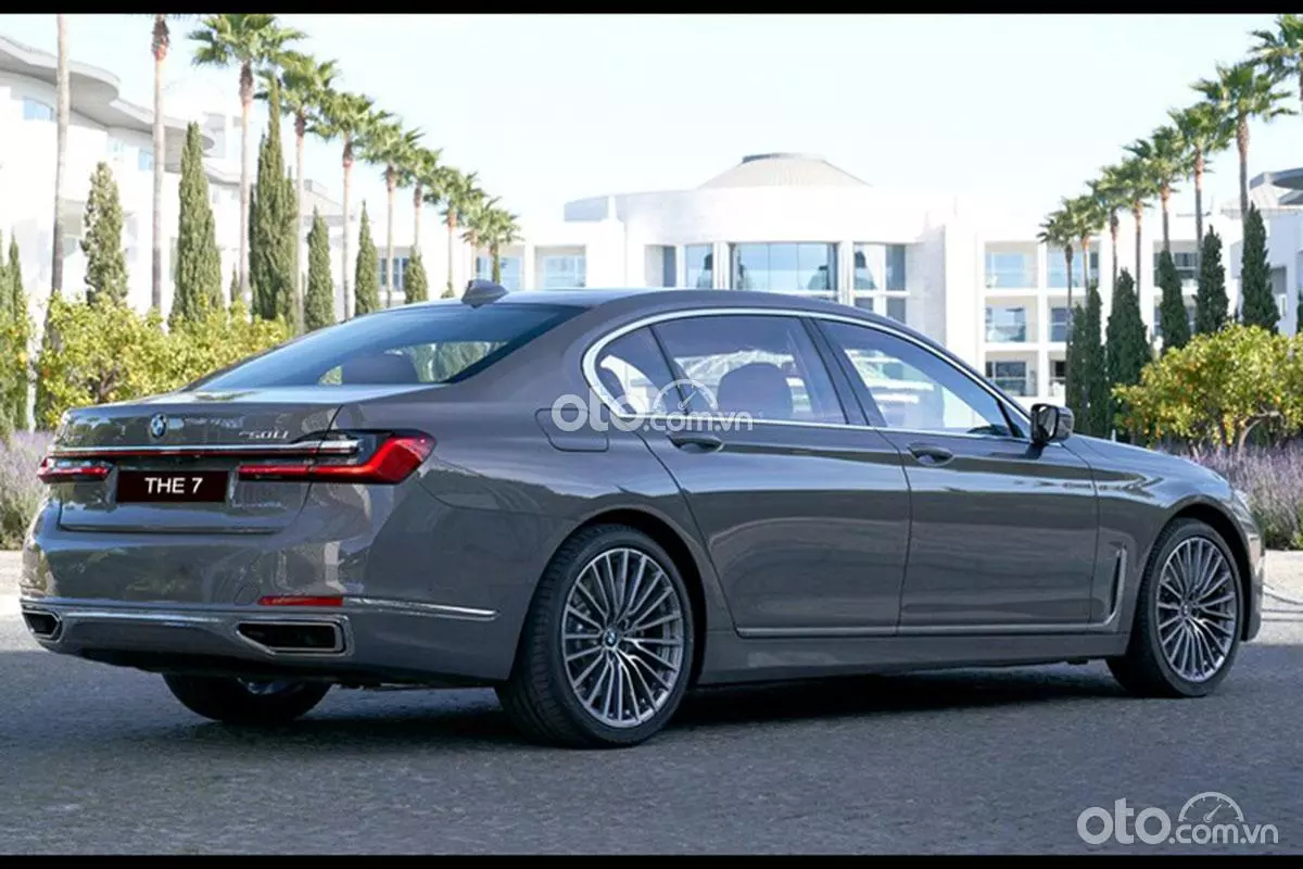 đuôi xe BMW 740Li 2021.