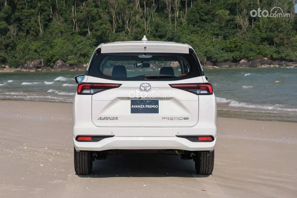đuôi xe Toyota Avanza Premio 2022.