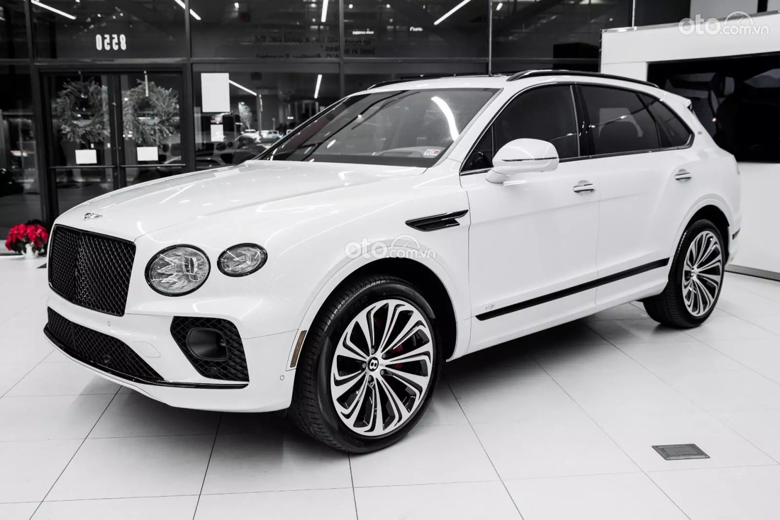 xe Bentley Bentayga màu trắng.