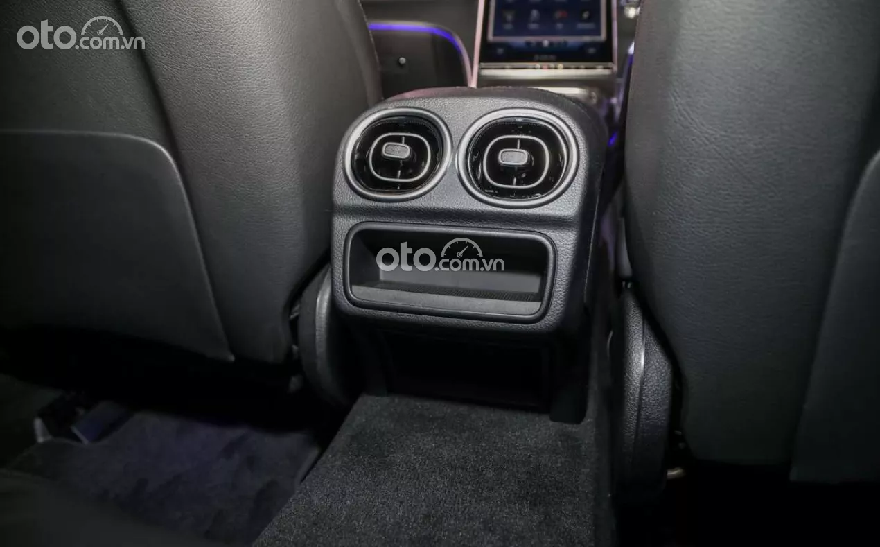 cửa gió điều hòa hàng ghế thứ 2 trên Mercedes-Benz C 200 Avantgarde.