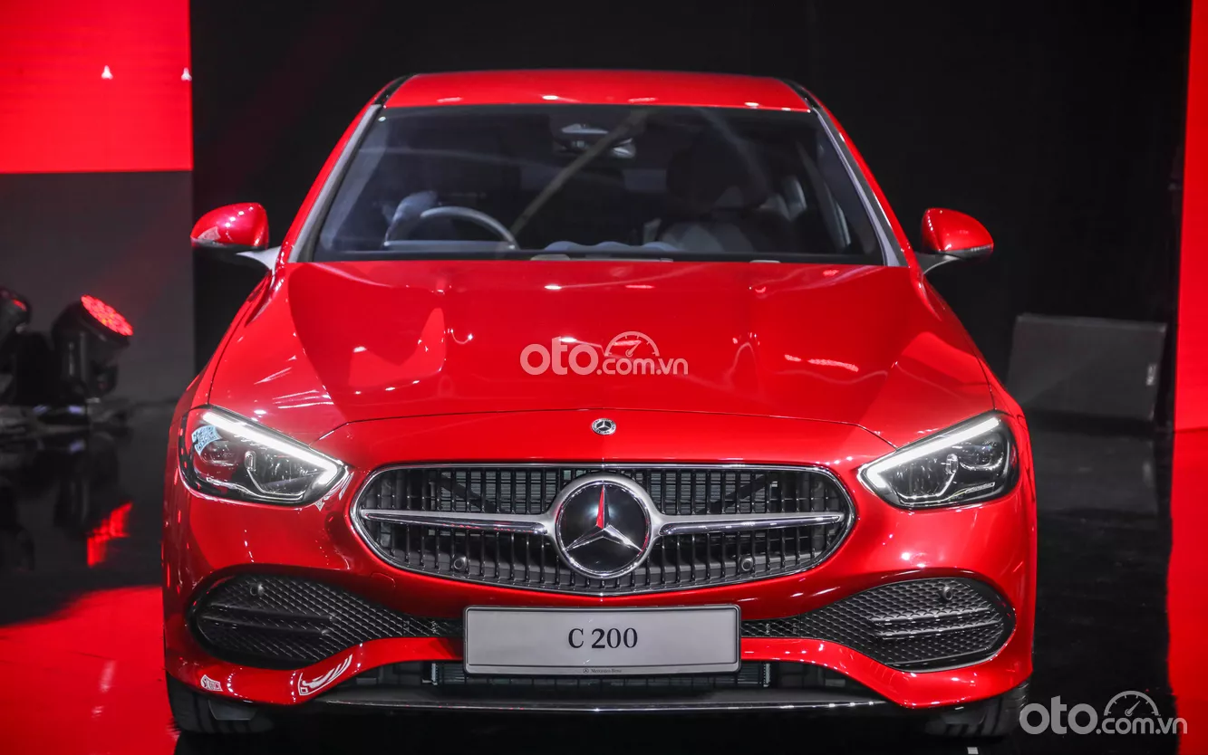 Đầu xe Mercedes-Benz C 200 Avantgarde.