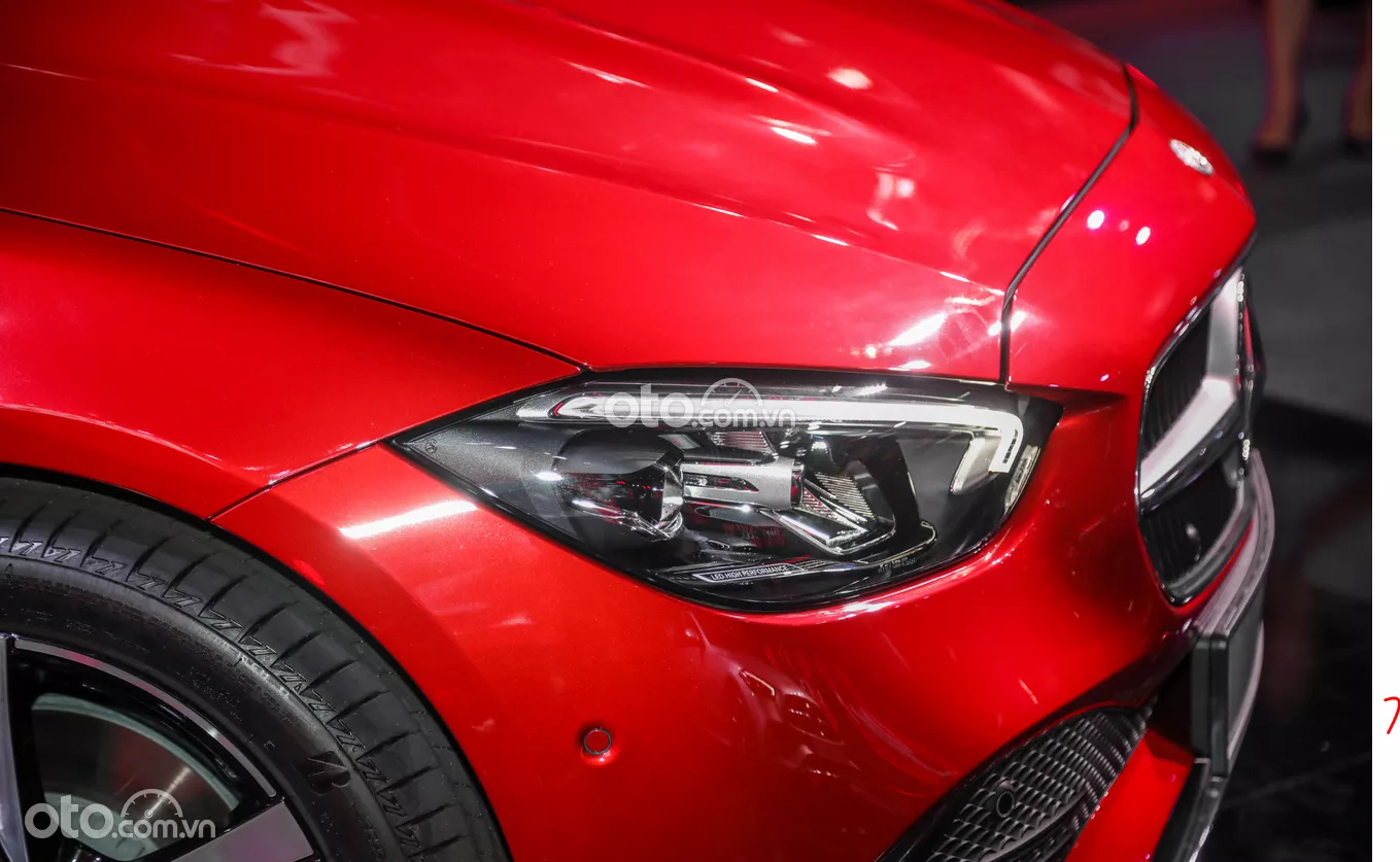 đèn ban ngày xe Mercedes-Benz C 200 Avantgarde.