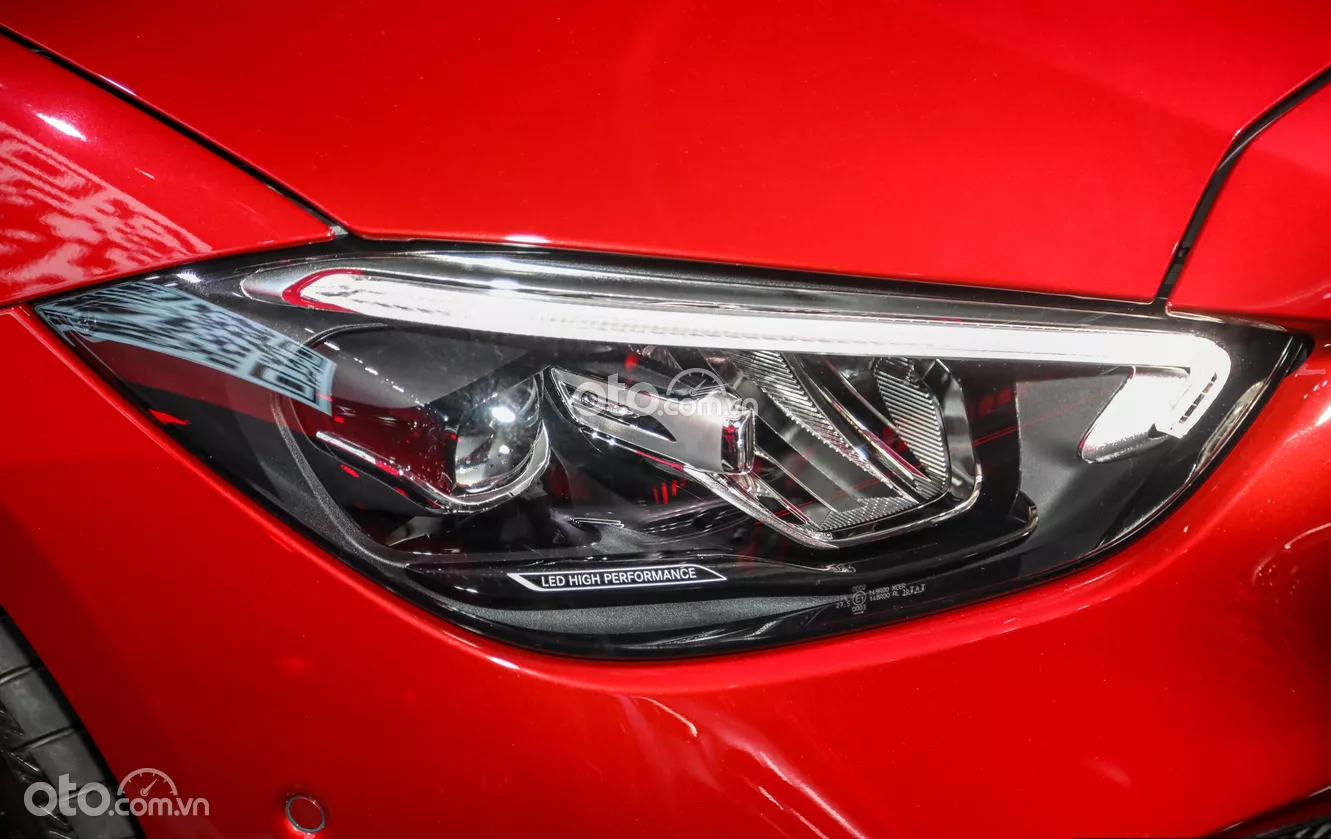 đèn pha xe Mercedes-Benz C 200 Avantgarde.