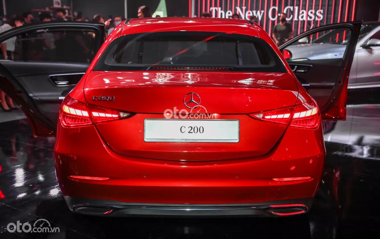 đuôi xe Mercedes-Benz C 200 Avantgarde.