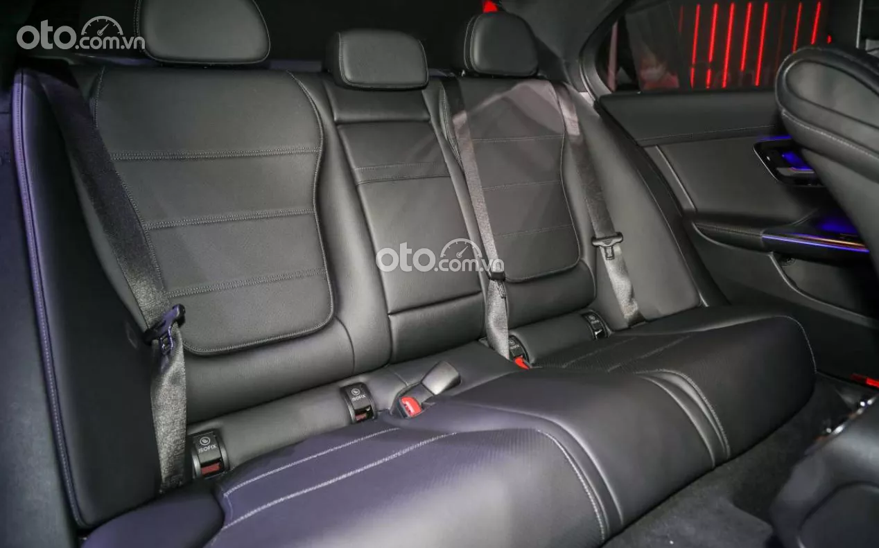 hàng ghế thứ 2 trên Mercedes-Benz C 200 Avantgarde.