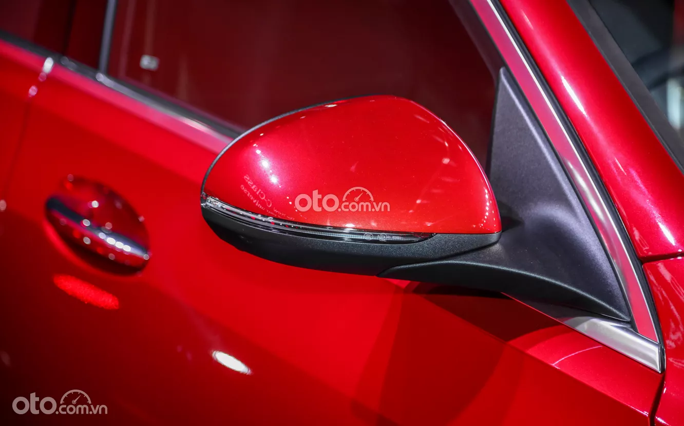 gương chiếu hậu xe Mercedes-Benz C 200 Avantgarde.