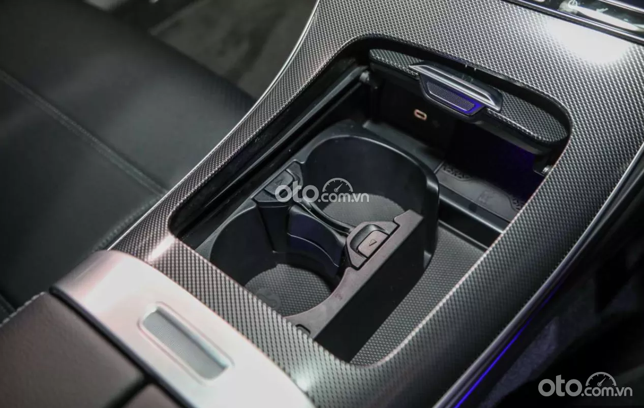 hộc đựng đồ trên Mercedes-Benz C 200 Avantgarde.