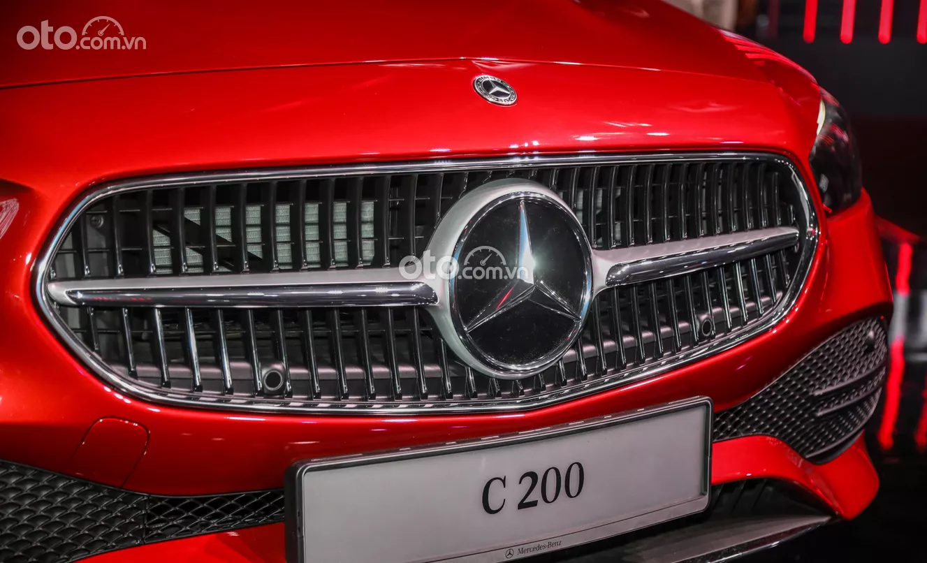 lưới tản nhiệt xe Mercedes-Benz C 200 Avantgarde.