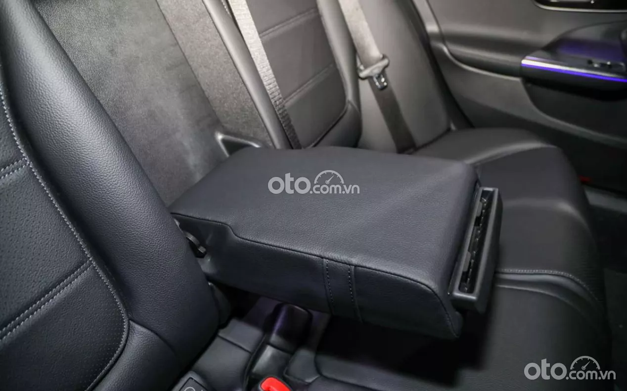 bệ tỳ tay hàng ghế thứ 2 trên Mercedes-Benz C 200 Avantgarde.
