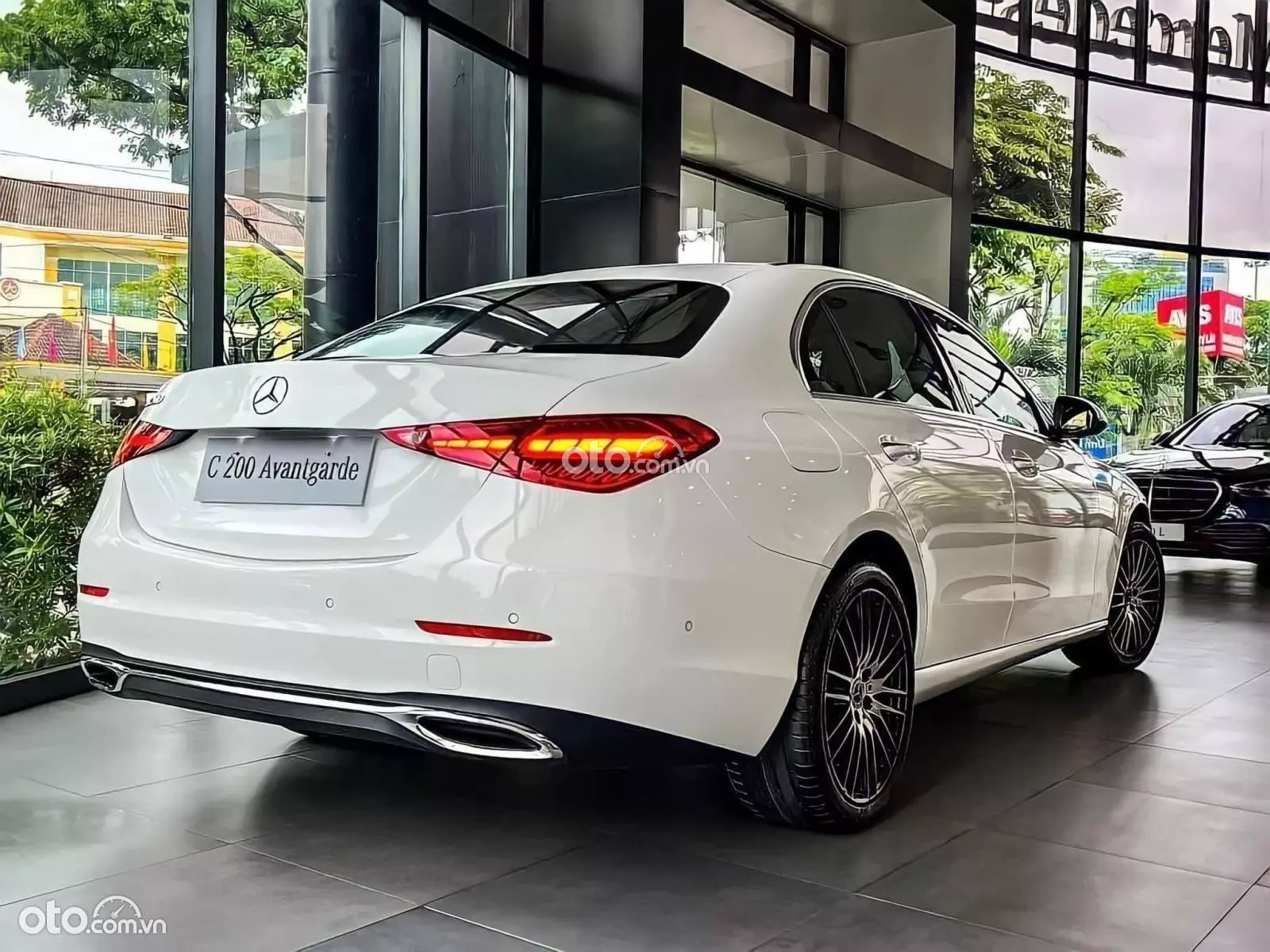 Đẳng cấp của sự sang trọng trên Mercedes-Benz C 200 Avantgarde thể hiện ngay cả khi ngắm nhìn từ phía hông.