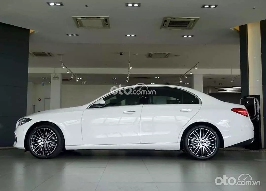 Thân xe Mercedes-Benz C 200 Avantgarde mang hiệu ứng ánh sáng đặc biệt.