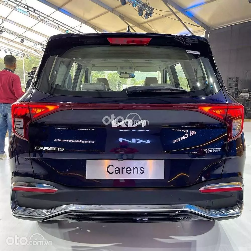 Đuôi xe KIA Carens.