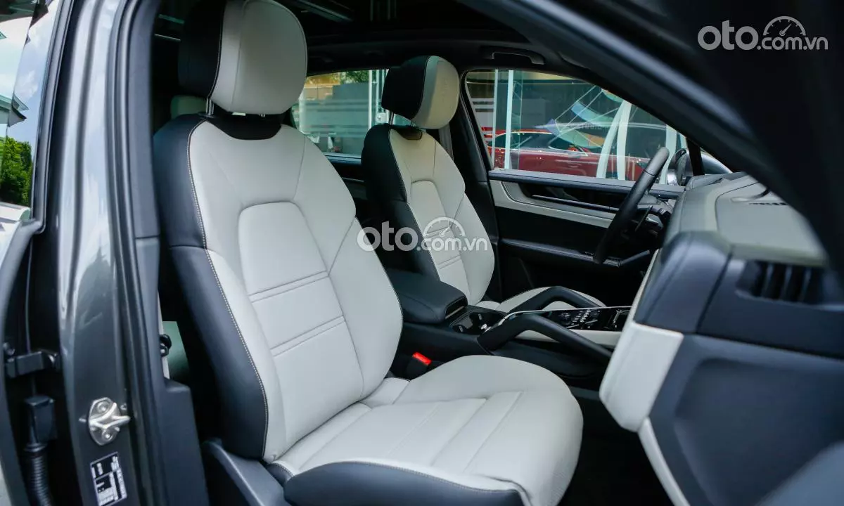 Hàng ghế thứ 2 của Porsche Cayenne.