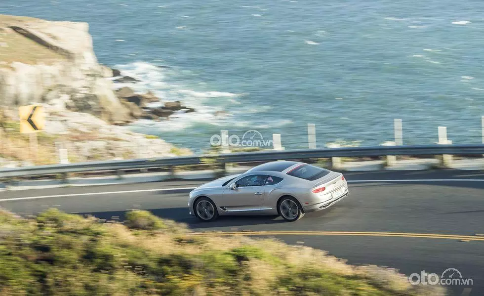 vận hành xe Bentley Continental 2021.