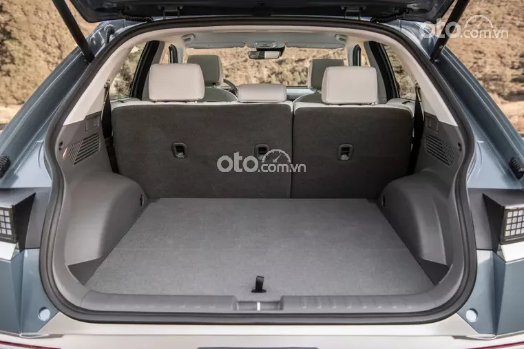 Khoang hành lý Hyundai Ioniq có thể mở rộng khi gập hàng ghế thứ 2.