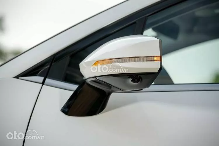 Gương chiếu hậu tích hợp đèn xi-nhan LED.