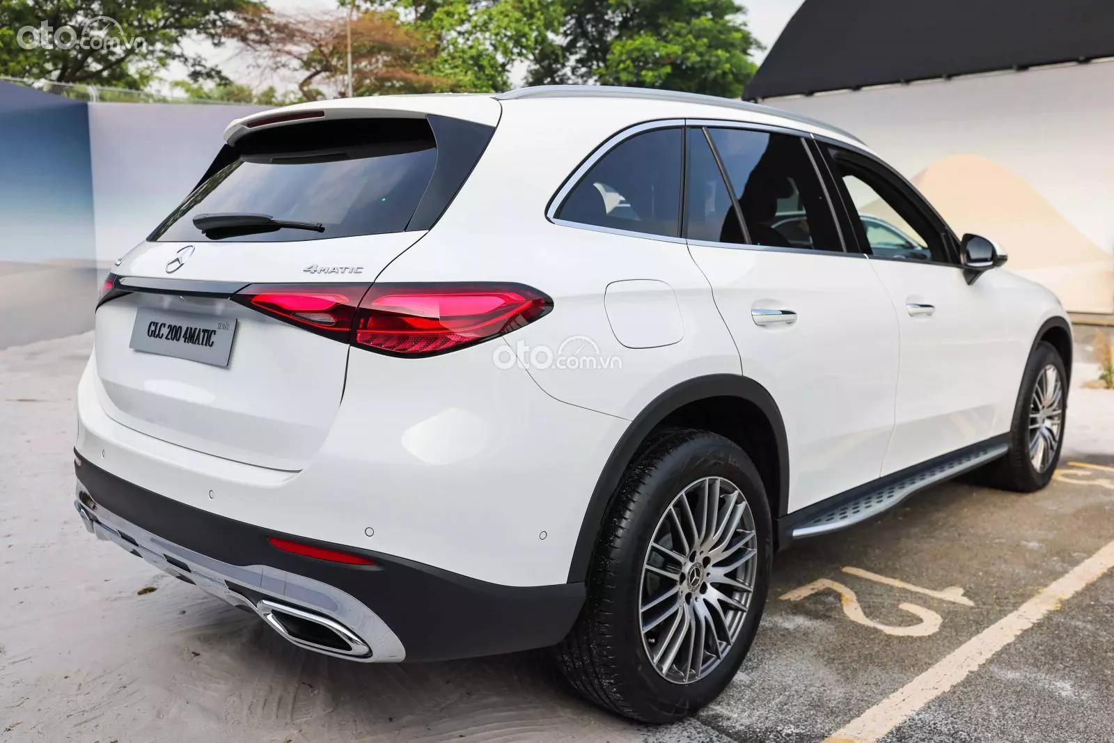 Hông xe Mercedes-Benz GLC 200 4MATIC 2023.