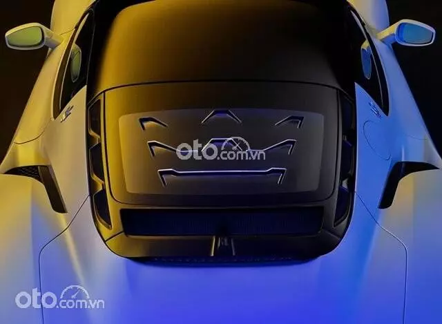 Cửa sổ tạo hình biểu tượng cây đinh ba đặc biệt.