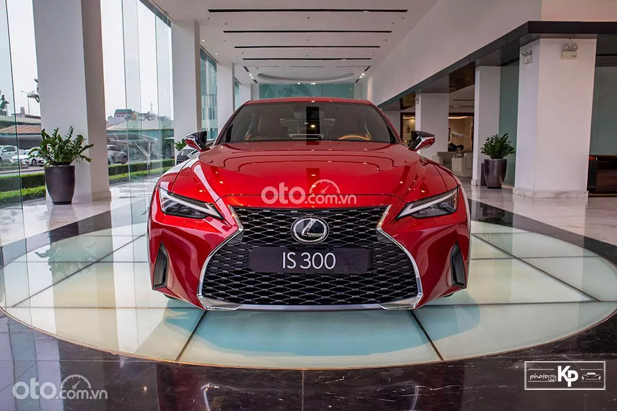 đầu xe Lexus IS 2021.