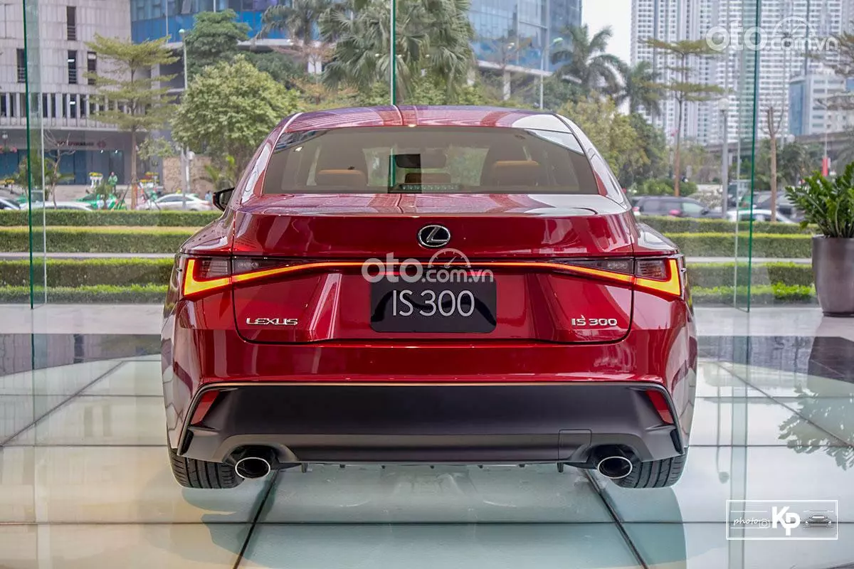 đuôi xe Lexus IS 2021.