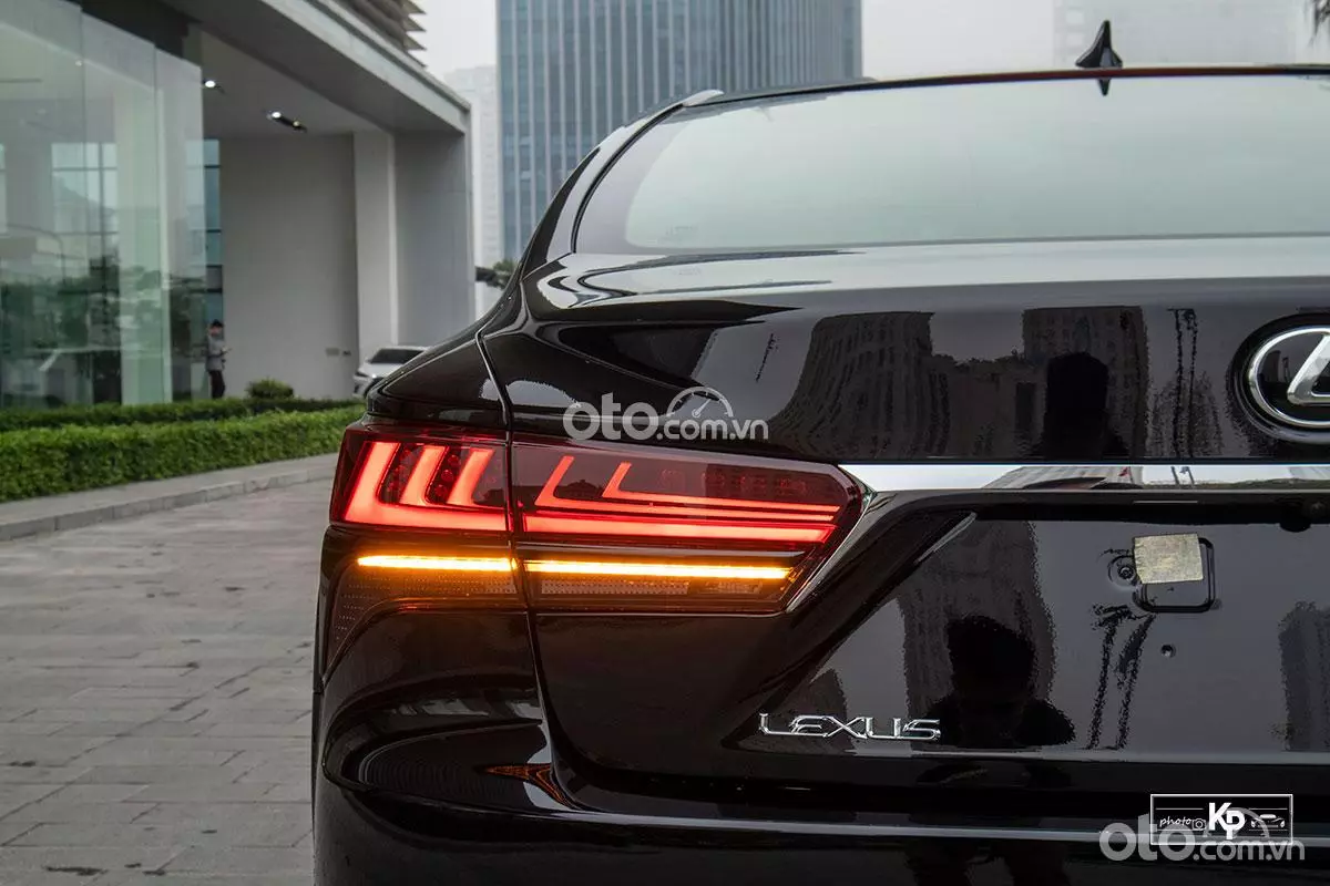 Ngoại thất Lexus LS 2021 mới nhất4.